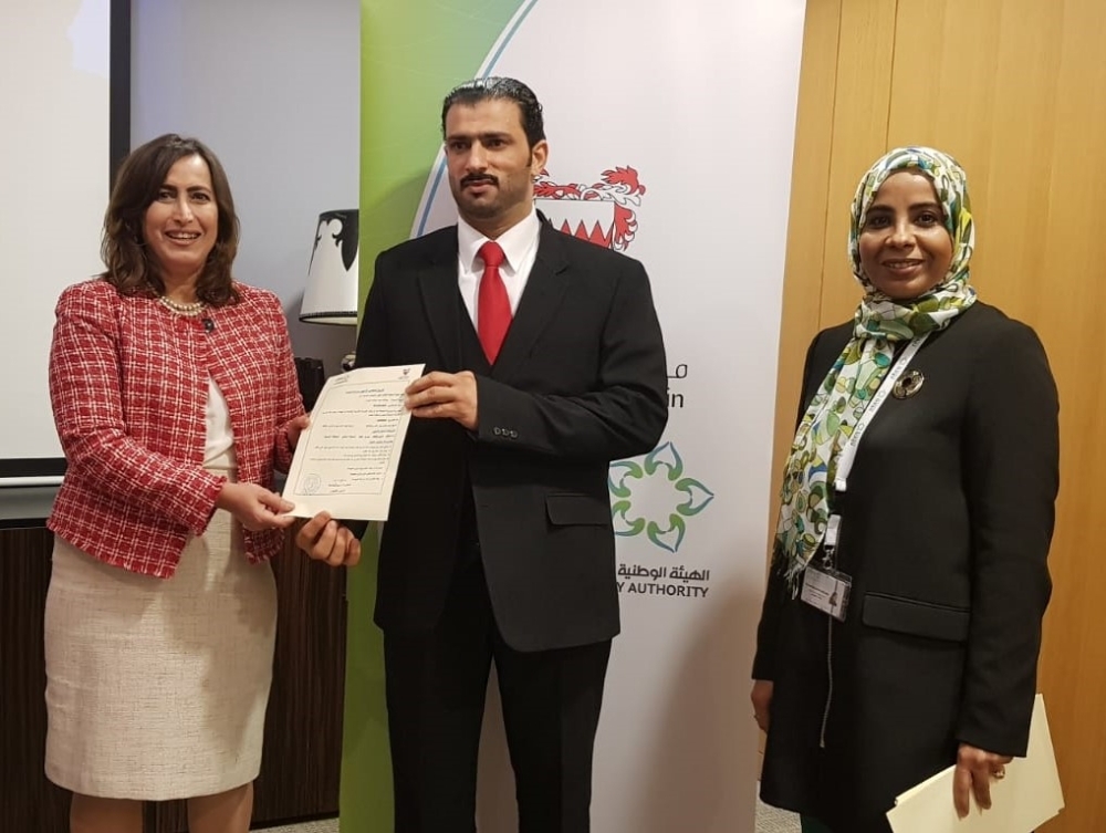 25 حجاماً شعبياً يوقعون على ضوابط تصريح مزاولة الحجامة