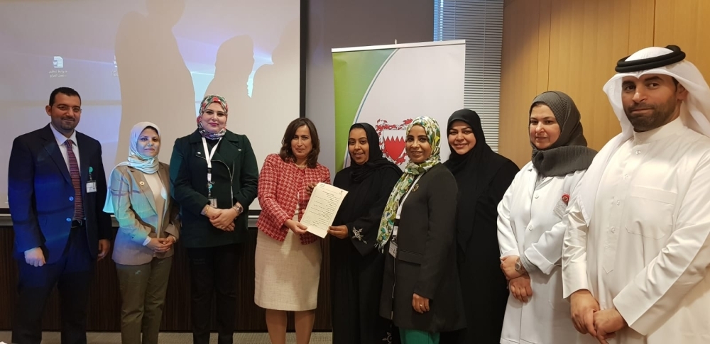 25 حجاماً شعبياً يوقعون على ضوابط تصريح مزاولة الحجامة