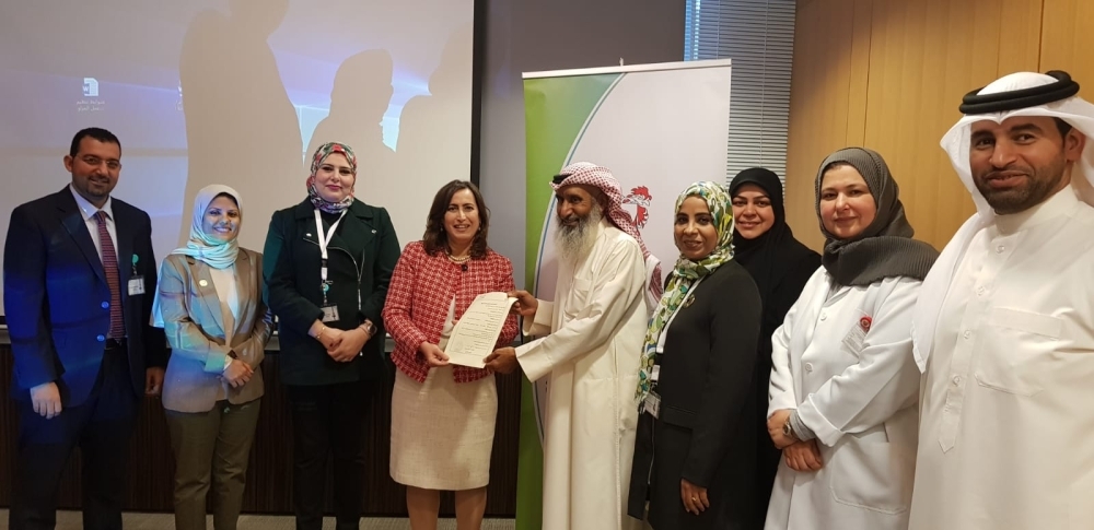 25 حجاماً شعبياً يوقعون على ضوابط تصريح مزاولة الحجامة