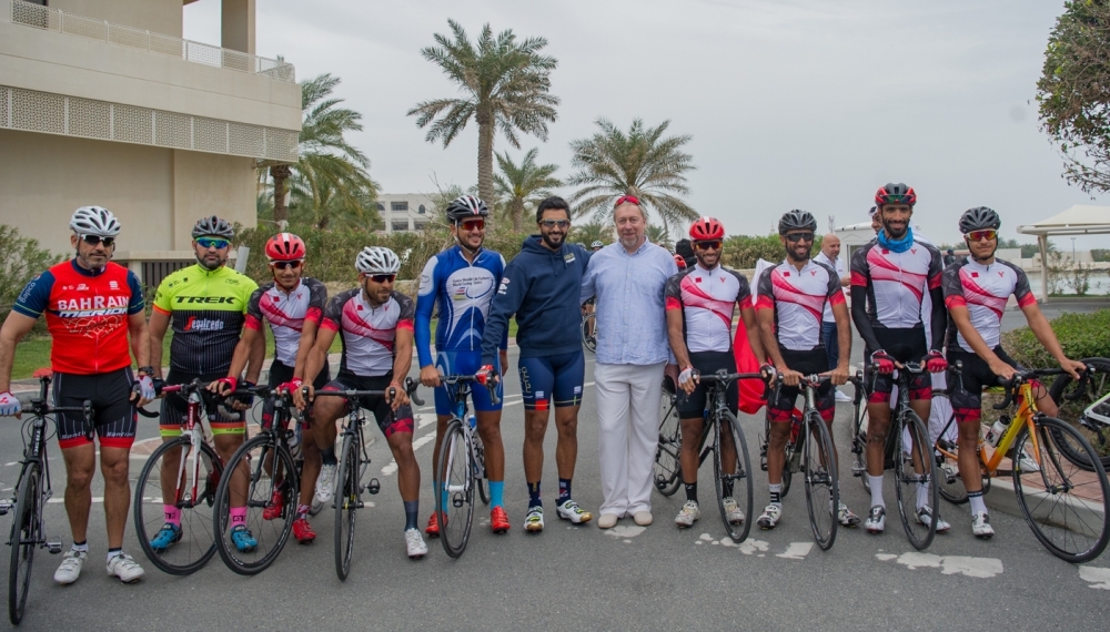 ناصر بن حمد يشارك في تدريبات فريق ميريدا للدراجات