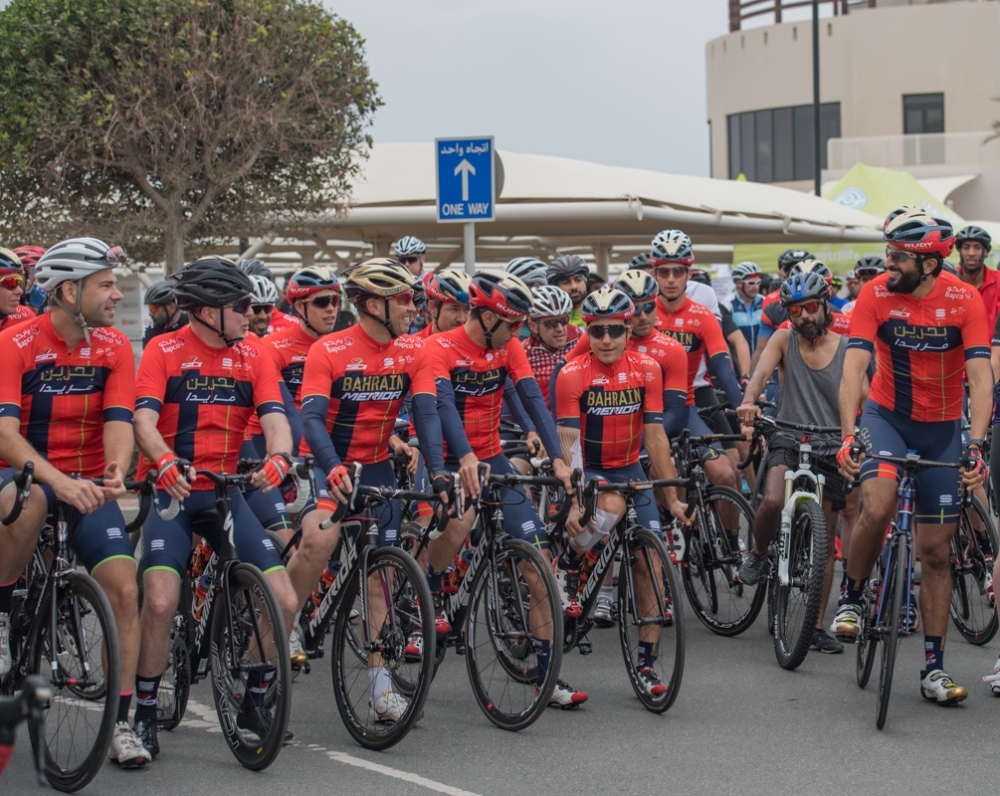 ناصر بن حمد يشارك في تدريبات فريق ميريدا للدراجات