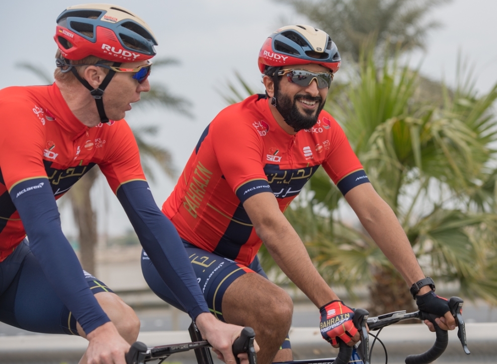 ناصر بن حمد يشارك في تدريبات فريق ميريدا للدراجات