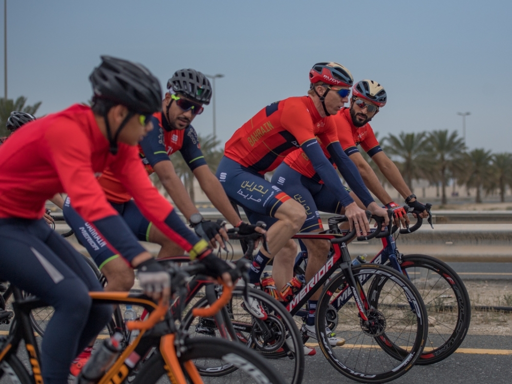 ناصر بن حمد يشارك في تدريبات فريق ميريدا للدراجات