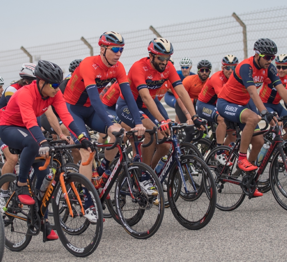 ناصر بن حمد يشارك في تدريبات فريق ميريدا للدراجات