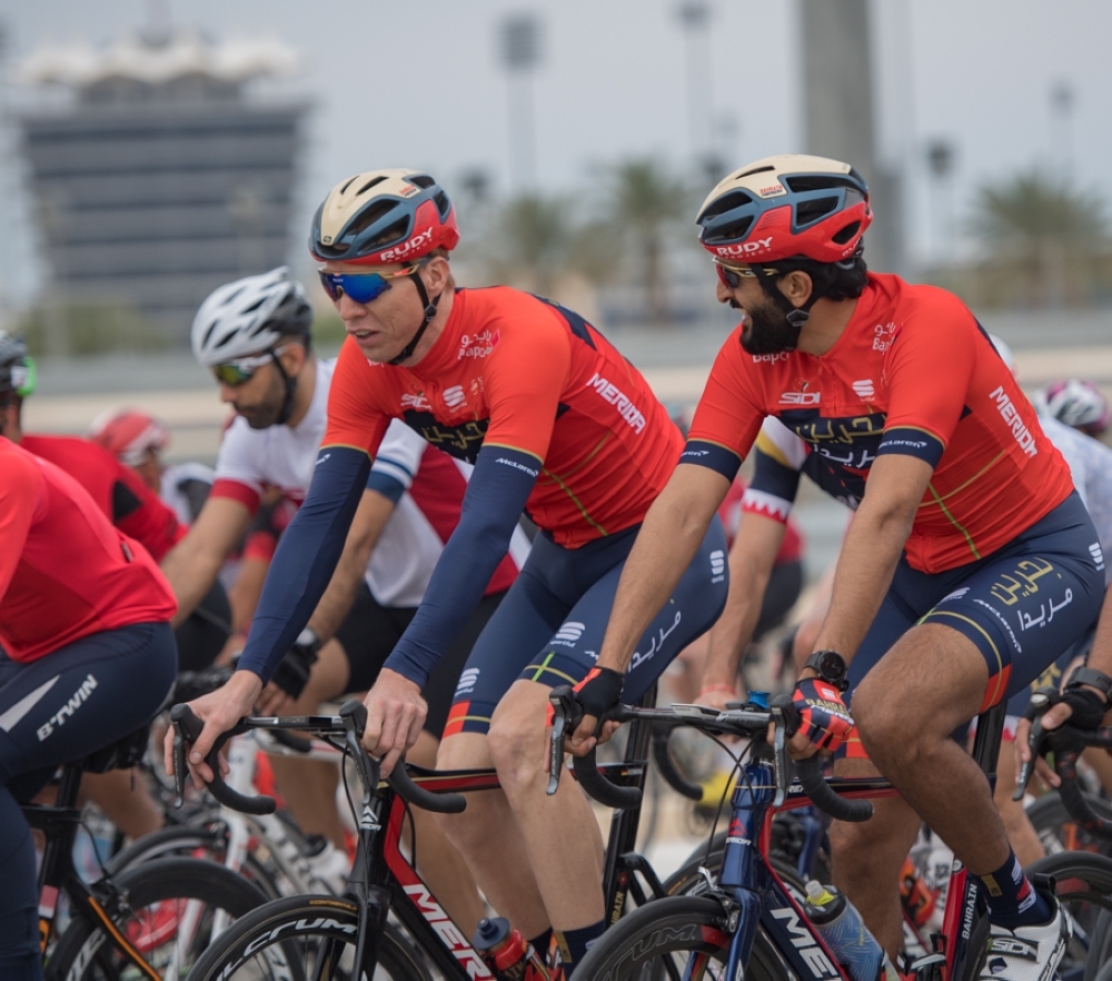 ناصر بن حمد يشارك في تدريبات فريق ميريدا للدراجات
