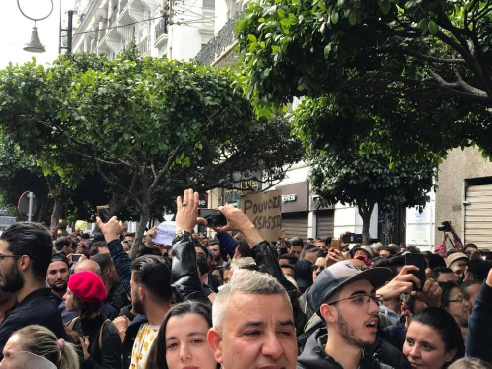 احتجاجات بالجزائر رفضاً لترشح بوتفليقة لولاية خامسة.. والرئيس يؤكد استمراره
