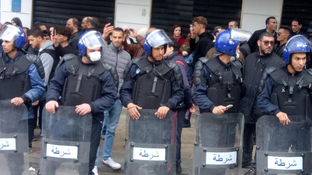 احتجاجات بالجزائر رفضاً لترشح بوتفليقة لولاية خامسة.. والرئيس يؤكد استمراره