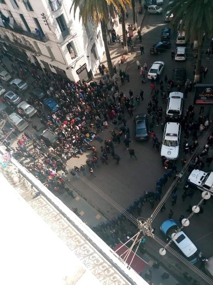 احتجاجات بالجزائر رفضاً لترشح بوتفليقة لولاية خامسة.. والرئيس يؤكد استمراره