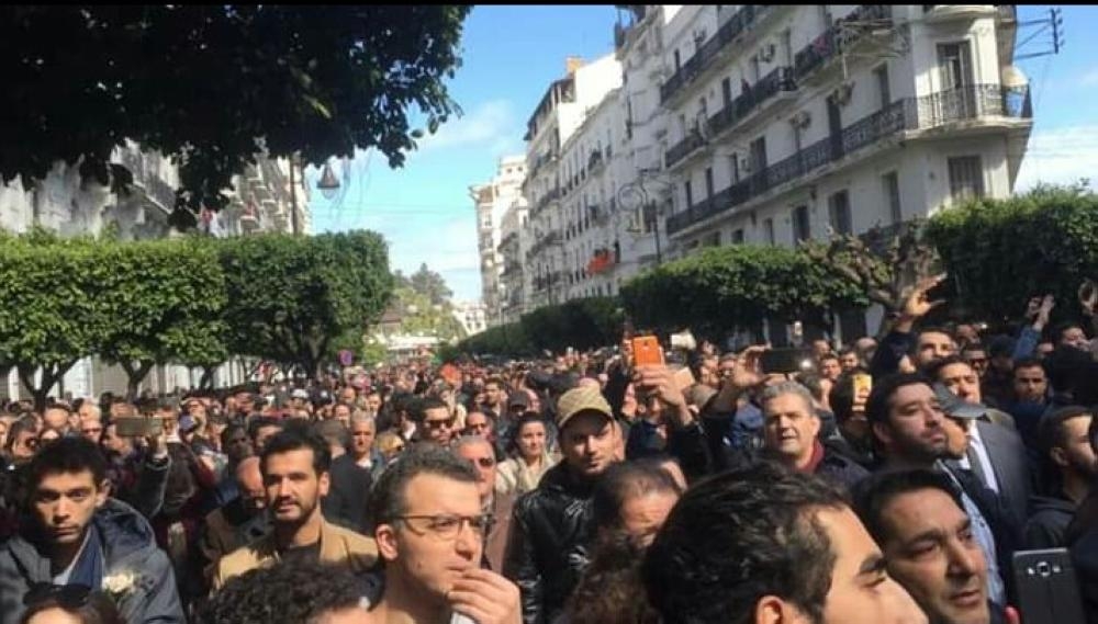 احتجاجات بالجزائر رفضاً لترشح بوتفليقة لولاية خامسة.. والرئيس يؤكد استمراره