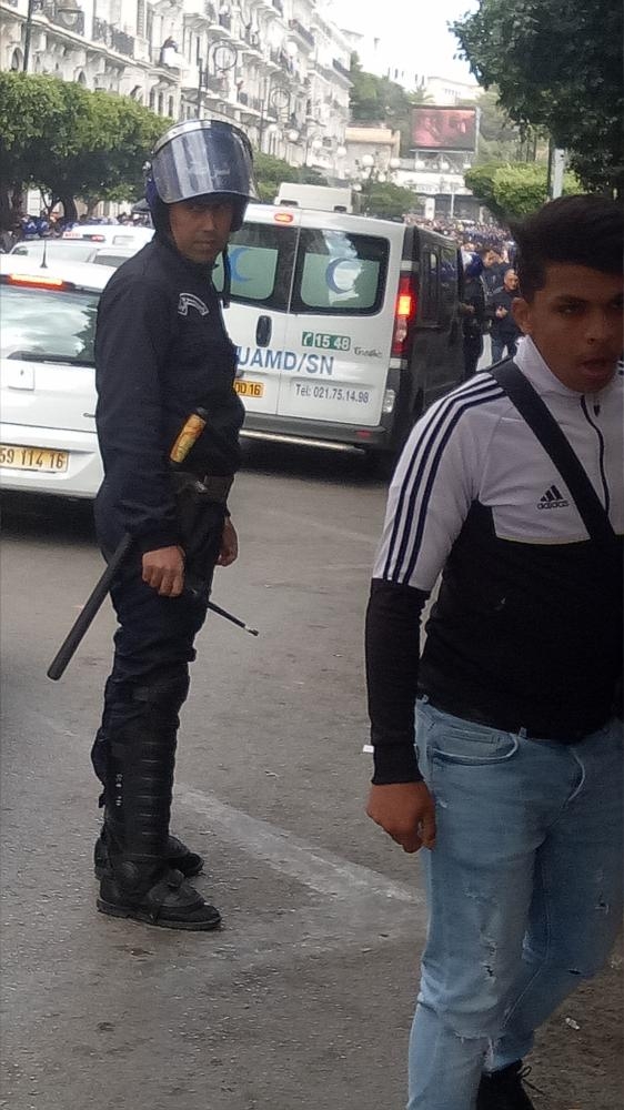 احتجاجات بالجزائر رفضاً لترشح بوتفليقة لولاية خامسة.. والرئيس يؤكد استمراره