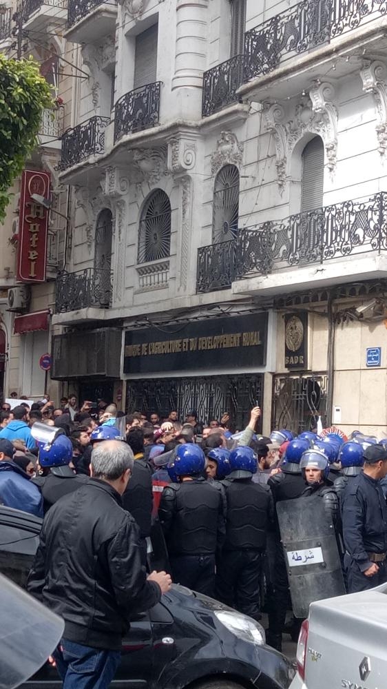 احتجاجات بالجزائر رفضاً لترشح بوتفليقة لولاية خامسة.. والرئيس يؤكد استمراره