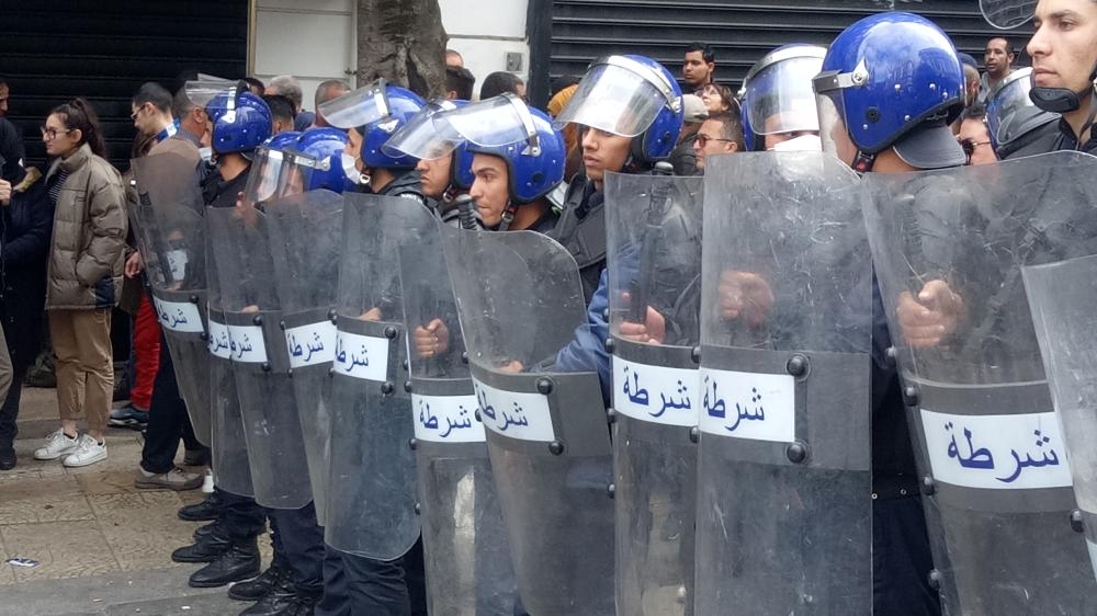 احتجاجات بالجزائر رفضاً لترشح بوتفليقة لولاية خامسة.. والرئيس يؤكد استمراره