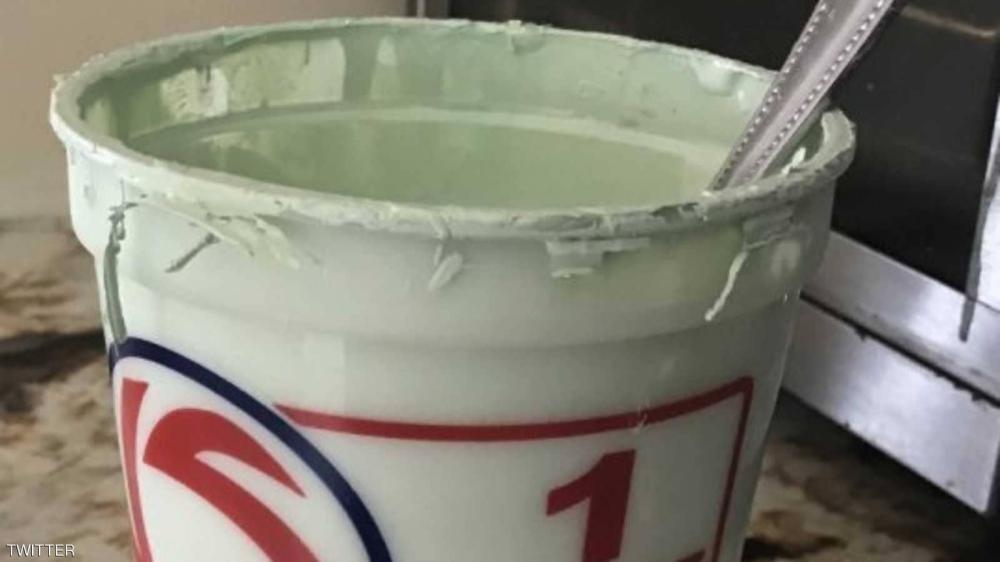 تسعيني بمعدة حديدية يلتهم "دلو الطلاء"