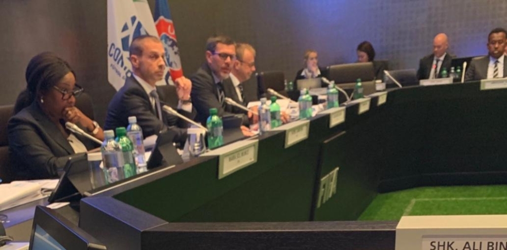 علي بن خليفة يشارك في اجتماع اللجنة المنظمة لمسابقات "الفيفا"