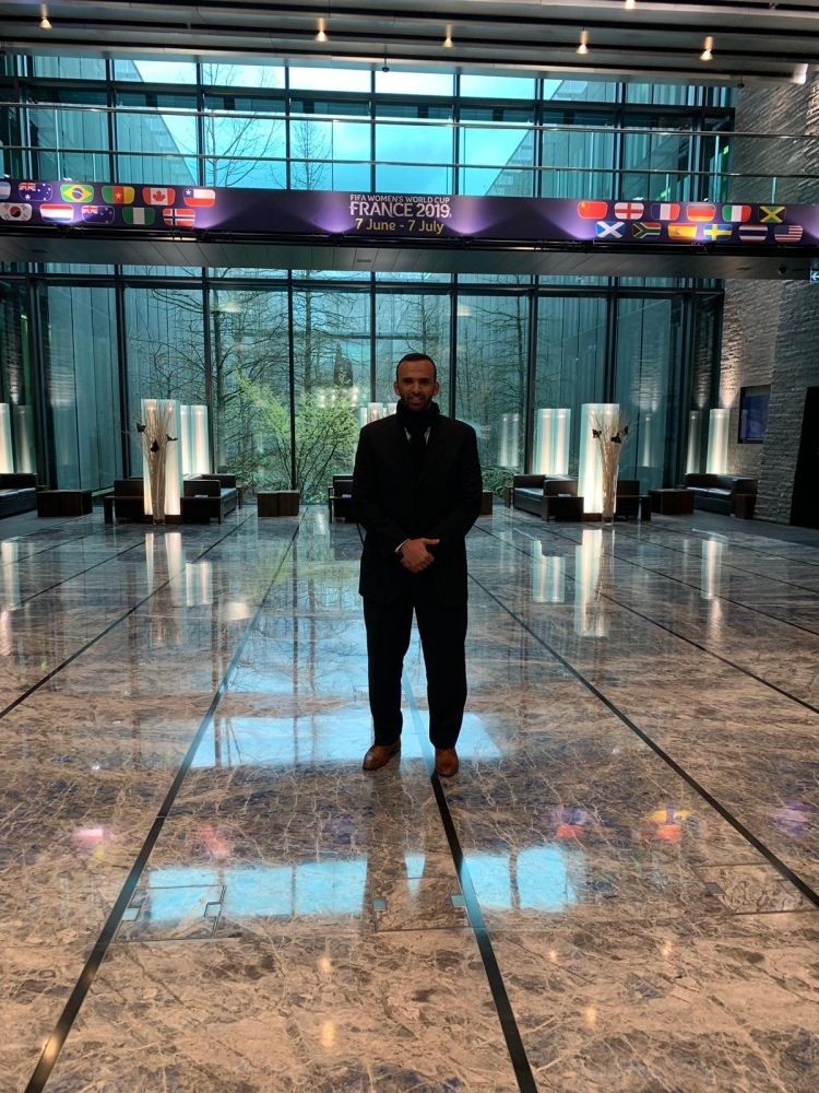 علي بن خليفة يشارك في اجتماع اللجنة المنظمة لمسابقات "الفيفا"