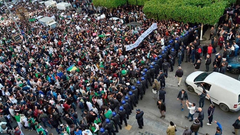 الجيش الجزائري يخرج عن صمته.. ويحذِّر من "سنوات الجمر"