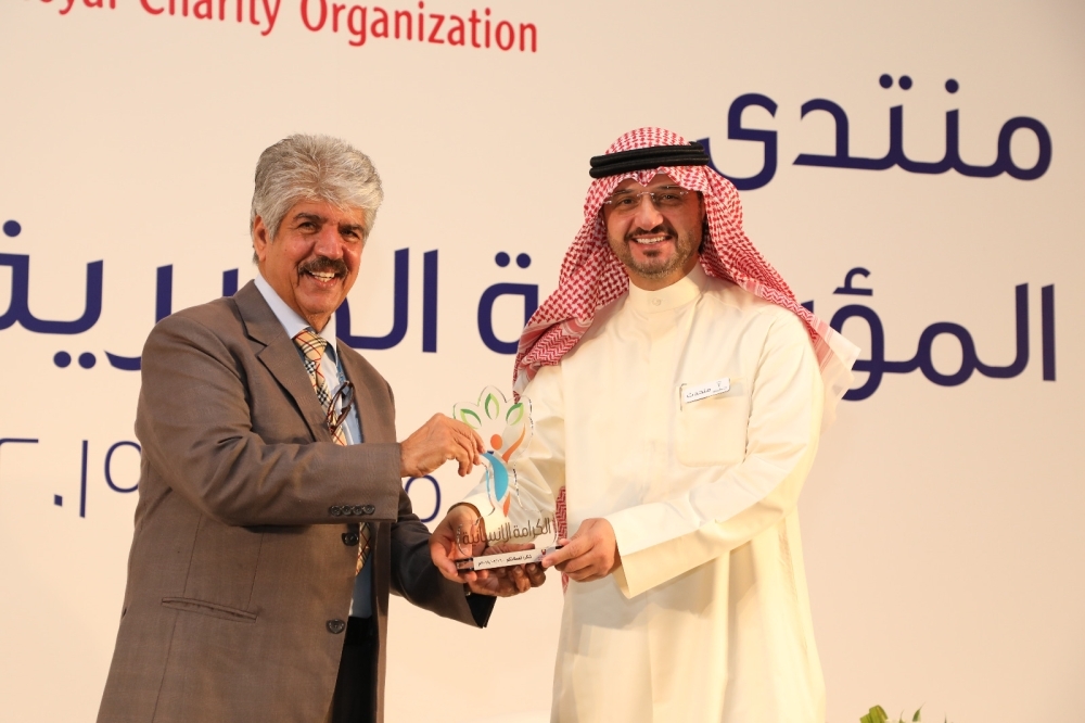 ناصر بن حمد: التوجيهات الملكية تضمن للإنسان مساعدته والحفاظ على كرامته