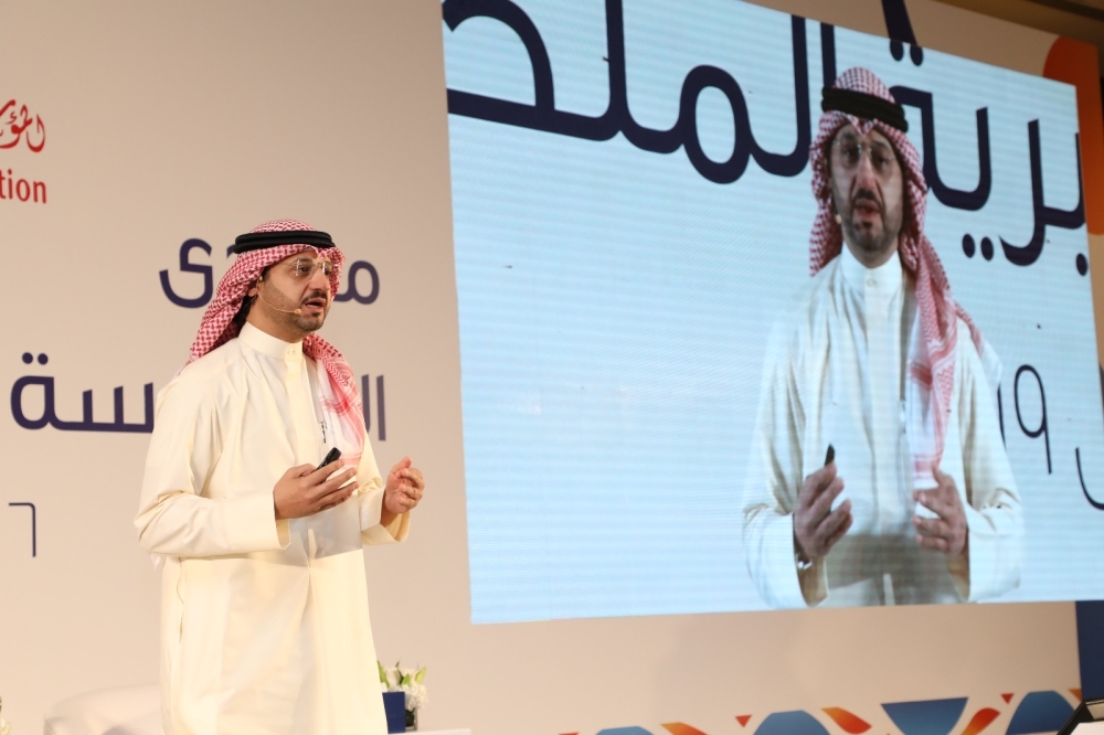 ناصر بن حمد: التوجيهات الملكية تضمن للإنسان مساعدته والحفاظ على كرامته