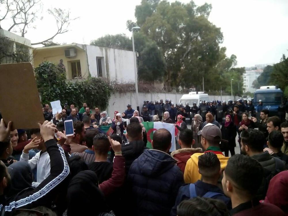 شلل في الجزائر وتعديل حكومي واسع ينتظر عودة بوتفليقة