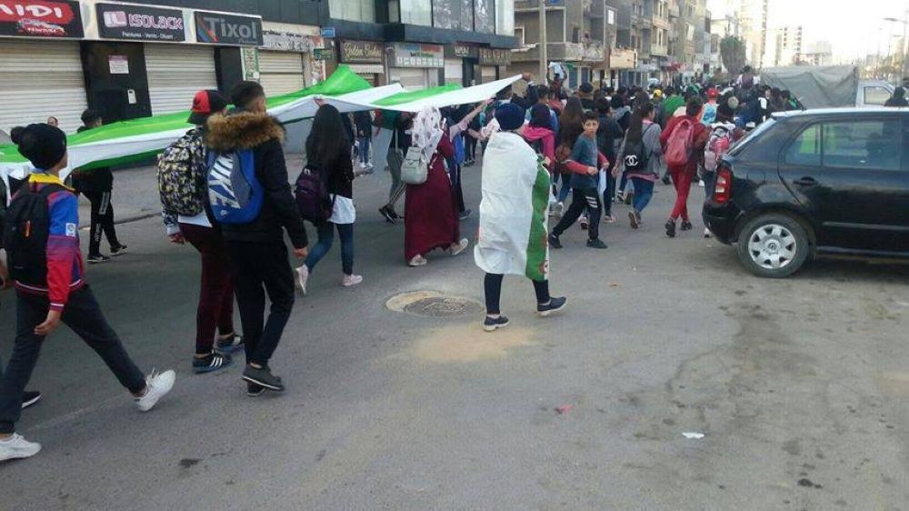 شلل في الجزائر وتعديل حكومي واسع ينتظر عودة بوتفليقة