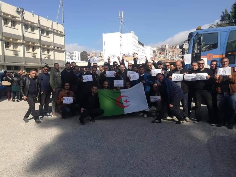 شلل في الجزائر وتعديل حكومي واسع ينتظر عودة بوتفليقة