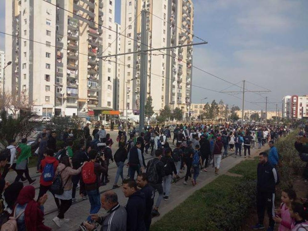 شلل في الجزائر وتعديل حكومي واسع ينتظر عودة بوتفليقة