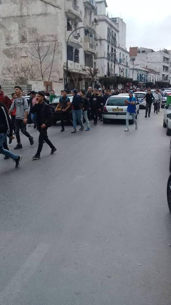 شلل في الجزائر وتعديل حكومي واسع ينتظر عودة بوتفليقة