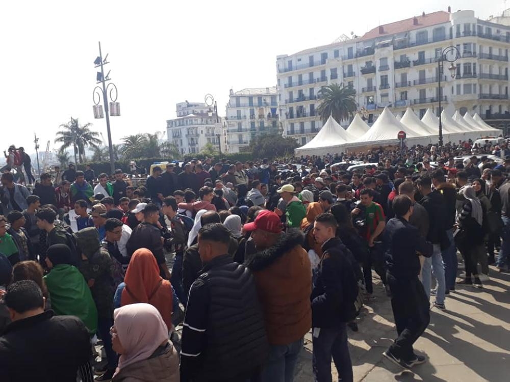 شلل في الجزائر وتعديل حكومي واسع ينتظر عودة بوتفليقة