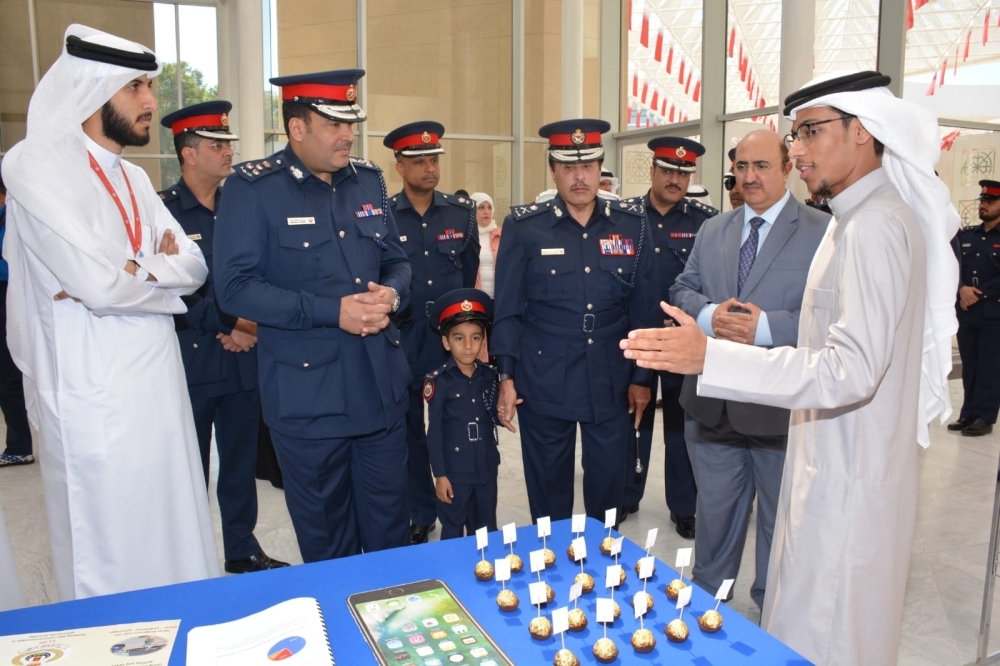 نائب المفتش العام يكرم الطلبة الفائزين بجائزة جامعة البحرين المرورية