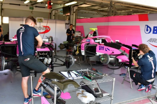 سائقي الفورمولا1 يواصلون قدومهم للبحرين لانطلاق جائزة البحرين الكبرى للفورمولا1