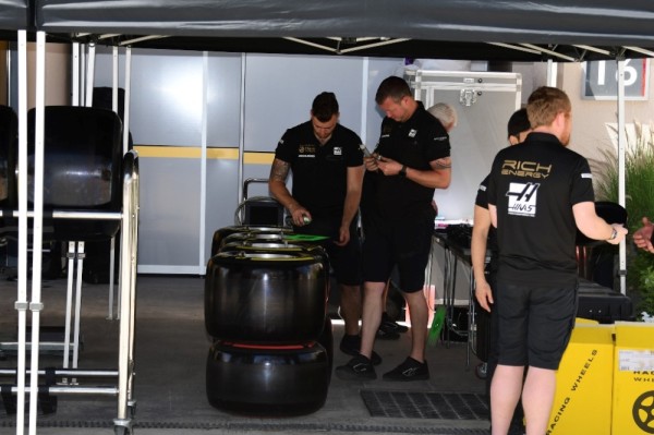 سائقي الفورمولا1 يواصلون قدومهم للبحرين لانطلاق جائزة البحرين الكبرى للفورمولا1