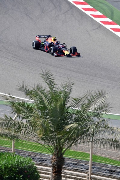 سماء الصخير تتلألأ بسباق الـ FORMULA 1 وحضور جماهيري غفير في سباق "بلا حدود"