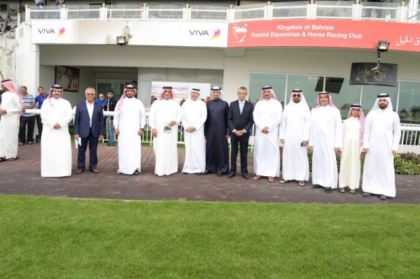 عيسى بن سلمان يتسلم كأس البحرين الذهبي بعد فوز جواده "ثور كهيل ستار" في سباق الخيل