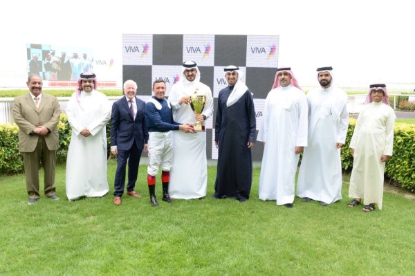 عيسى بن سلمان يتسلم كأس البحرين الذهبي بعد فوز جواده "ثور كهيل ستار" في سباق الخيل