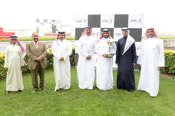 عيسى بن سلمان يتسلم كأس البحرين الذهبي بعد فوز جواده "ثور كهيل ستار" في سباق الخيل