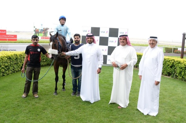 عيسى بن سلمان يتسلم كأس البحرين الذهبي بعد فوز جواده "ثور كهيل ستار" في سباق الخيل