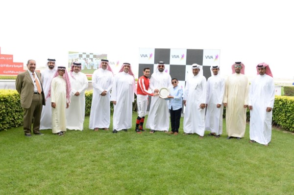 عيسى بن سلمان يتسلم كأس البحرين الذهبي بعد فوز جواده "ثور كهيل ستار" في سباق الخيل