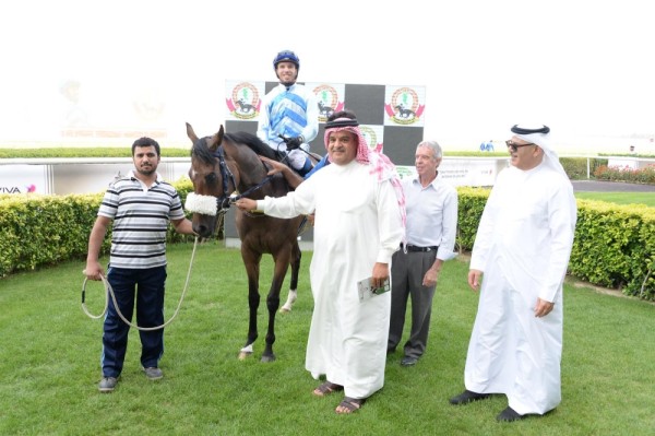 عيسى بن سلمان يتسلم كأس البحرين الذهبي بعد فوز جواده "ثور كهيل ستار" في سباق الخيل