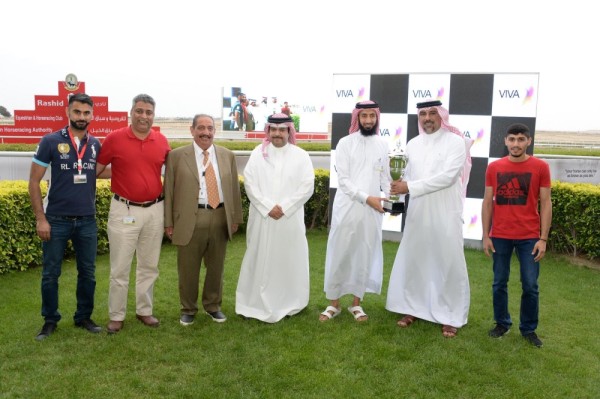 عيسى بن سلمان يتسلم كأس البحرين الذهبي بعد فوز جواده "ثور كهيل ستار" في سباق الخيل