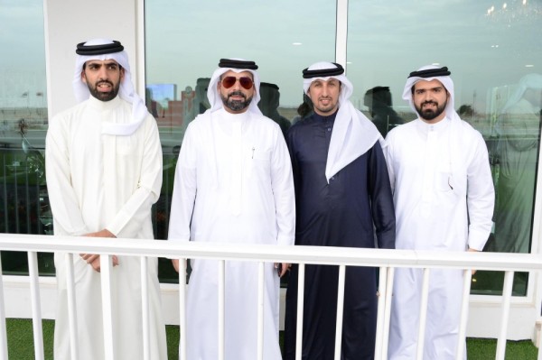 عيسى بن سلمان يتسلم كأس البحرين الذهبي بعد فوز جواده "ثور كهيل ستار" في سباق الخيل