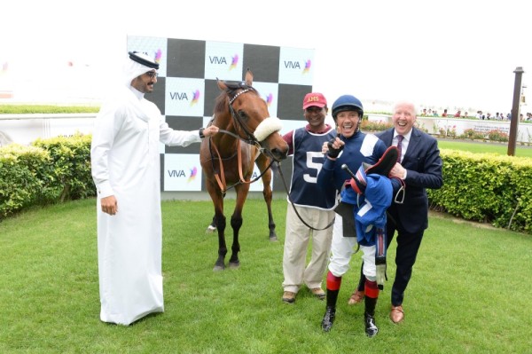 عيسى بن سلمان يتسلم كأس البحرين الذهبي بعد فوز جواده "ثور كهيل ستار" في سباق الخيل