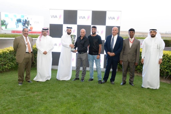 عيسى بن سلمان يتسلم كأس البحرين الذهبي بعد فوز جواده "ثور كهيل ستار" في سباق الخيل