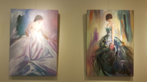 الفنانة لميس لـ"الوطن": 47 لوحة بمعرضي الثاني تعبرعن جمال المرأة والورد والخيول