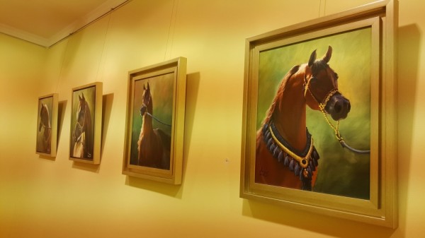 الفنانة لميس لـ"الوطن": 47 لوحة بمعرضي الثاني تعبرعن جمال المرأة والورد والخيول