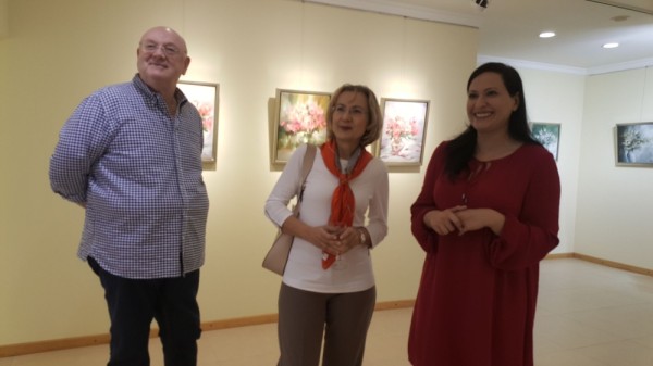 الفنانة لميس لـ"الوطن": 47 لوحة بمعرضي الثاني تعبرعن جمال المرأة والورد والخيول