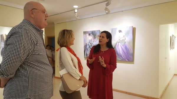 الفنانة لميس لـ"الوطن": 47 لوحة بمعرضي الثاني تعبرعن جمال المرأة والورد والخيول