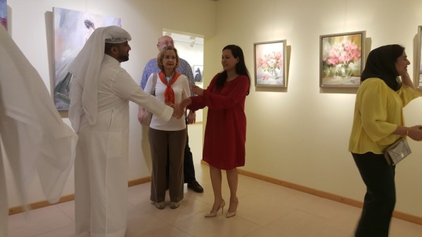 الفنانة لميس لـ"الوطن": 47 لوحة بمعرضي الثاني تعبرعن جمال المرأة والورد والخيول