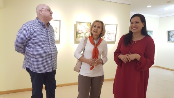 الفنانة لميس لـ"الوطن": 47 لوحة بمعرضي الثاني تعبرعن جمال المرأة والورد والخيول