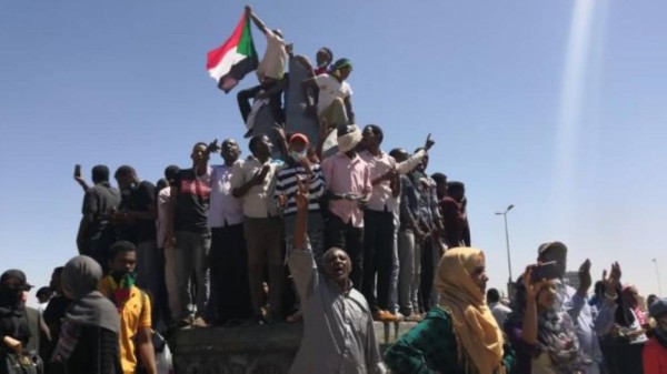 الجيش السوداني: التظاهرات خطر على البلاد وفض الاعتصام وفق القانون