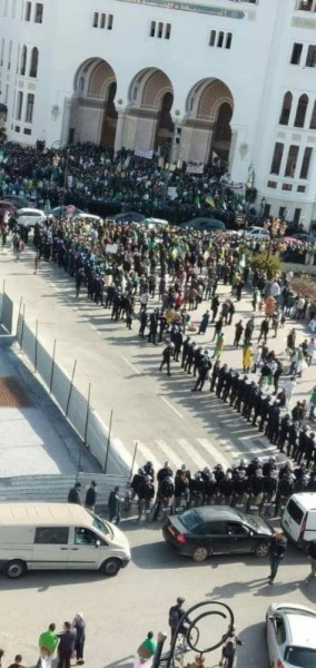 بالصور.. احتجاجات حاشدة في ثامن جمعة بالجزائر رفضاً لـ "حاشية بوتفليقة"